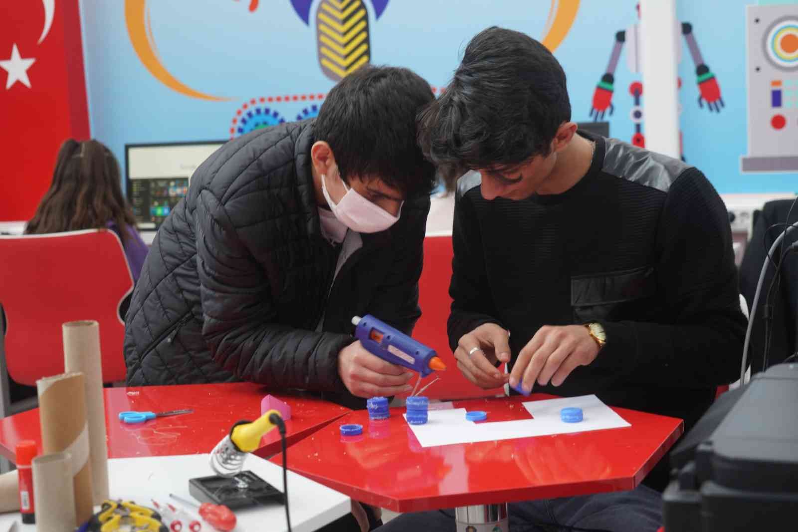 Geleceğin Cezerileri atık maddelerden robot üretiyor #diyarbakir
