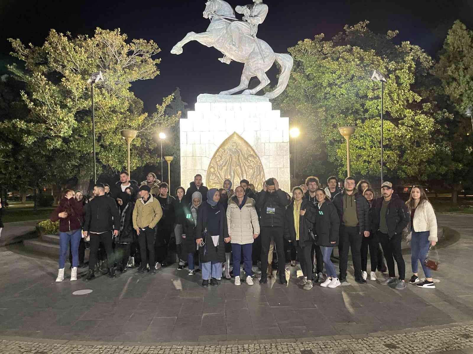 Düzce Üniversitesi öğrencileri Onur Anıtı’nda nöbet tuttu #duzce