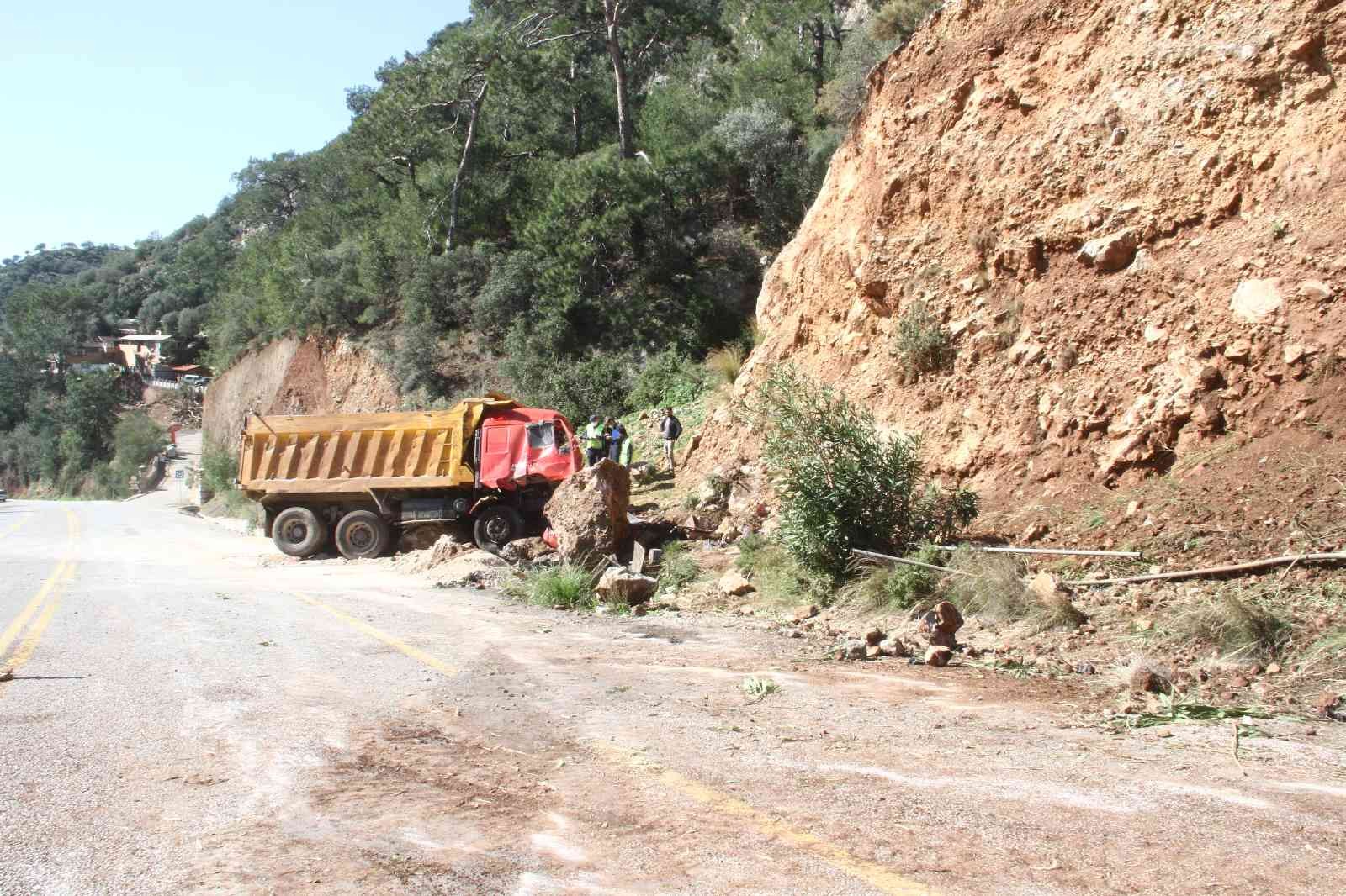 Freni boşalan kamyon dağa çarptı, sürücü ağır yaralandı #mugla