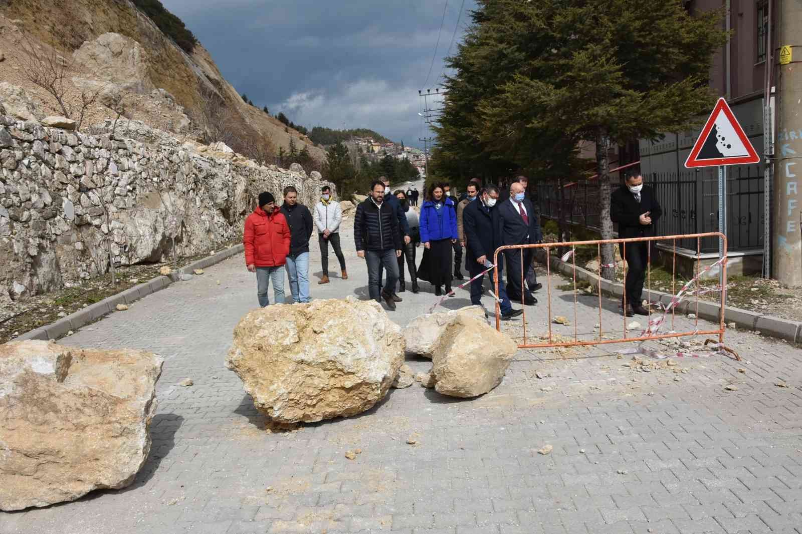 Karlar eriyip, buzlar çözülünce dev kaya parçaları evleri tehdit etmeye başladı