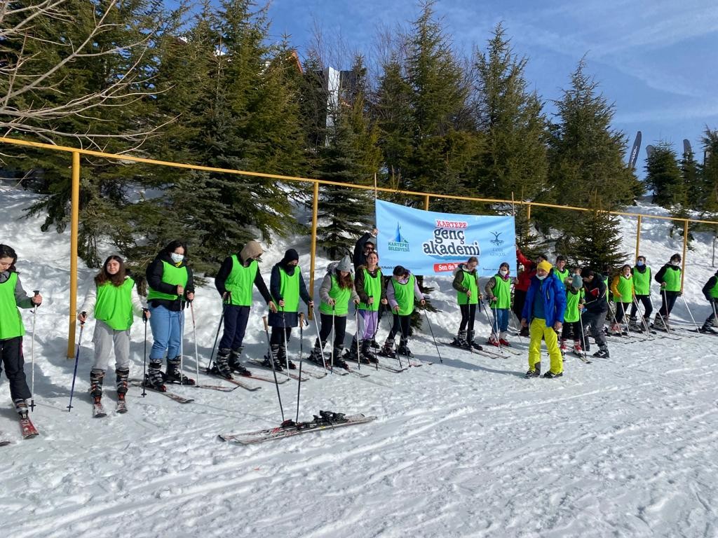 Kartepe’de gençler kayak eğitimi alıyor