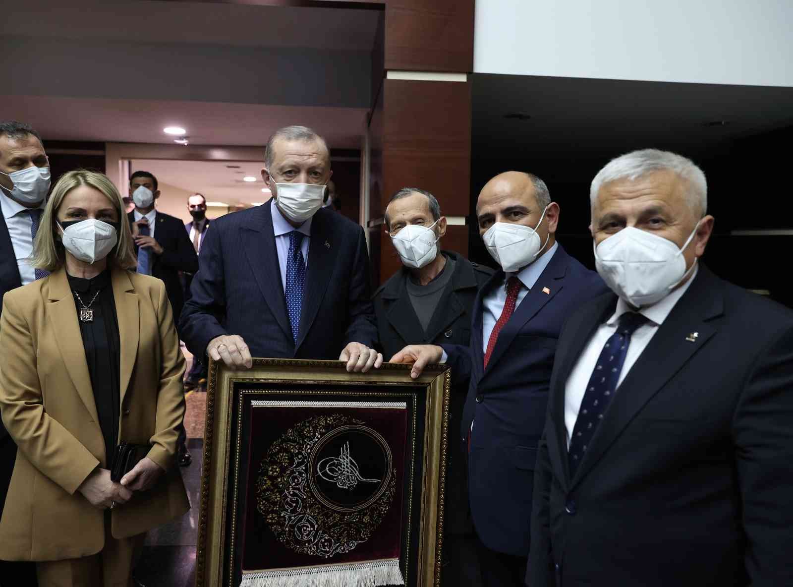 Cumhurbaşkanı Erdoğan’a Hereke halısı ve el yazması Kuran-ı Kerim takdim edildi #kocaeli
