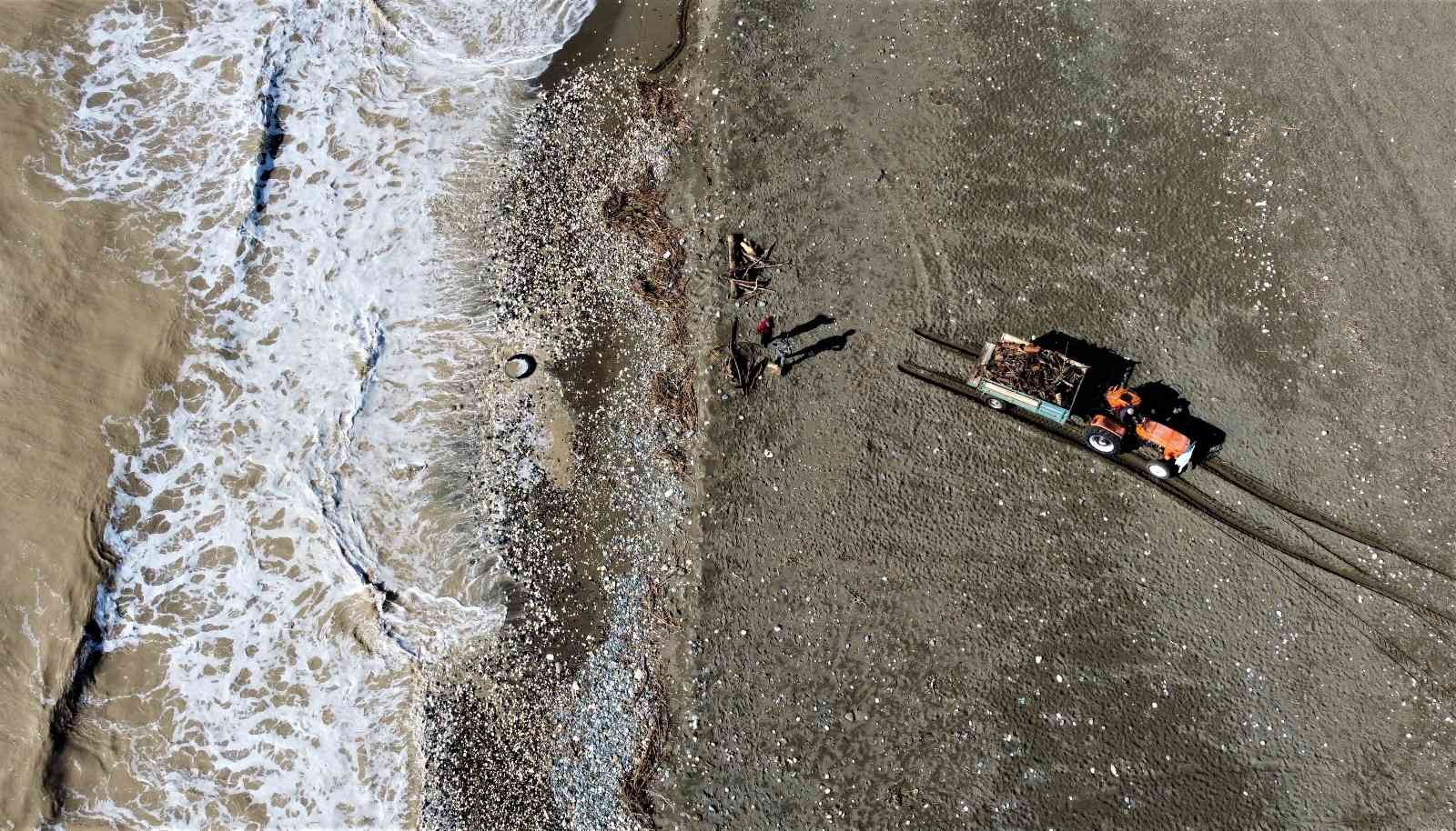 Mersin’de selin denize döktüğü odunlar kışlık yakacak için toplandı