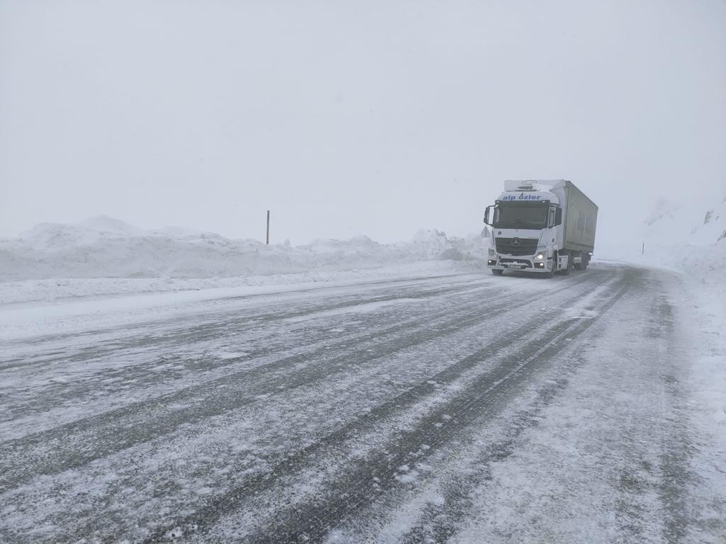 Tunceli-Erzincan kara yolu zincirsiz tır geçişine kapatıldı
