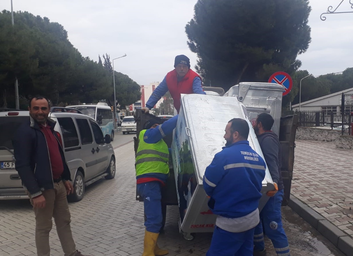 Turgutlu Belediyesi çöp konteynerlerini yeniliyor