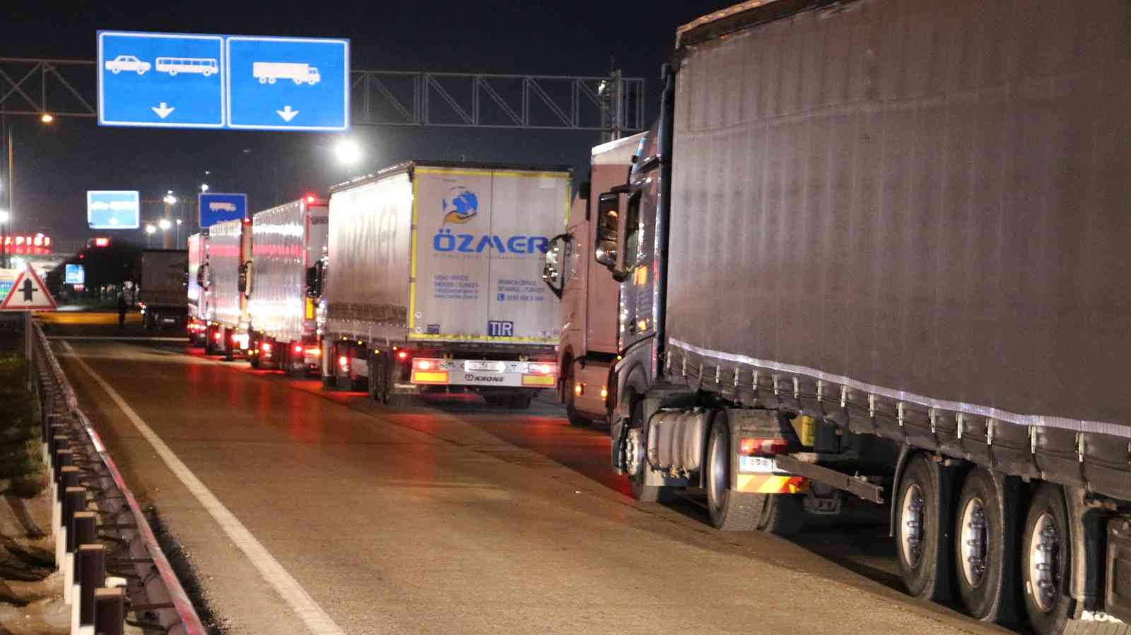 Ukrayna’ya ve Rusya’ya gidecek tır şoförlerinin sınır kapısında bekleyişi sürüyor #edirne