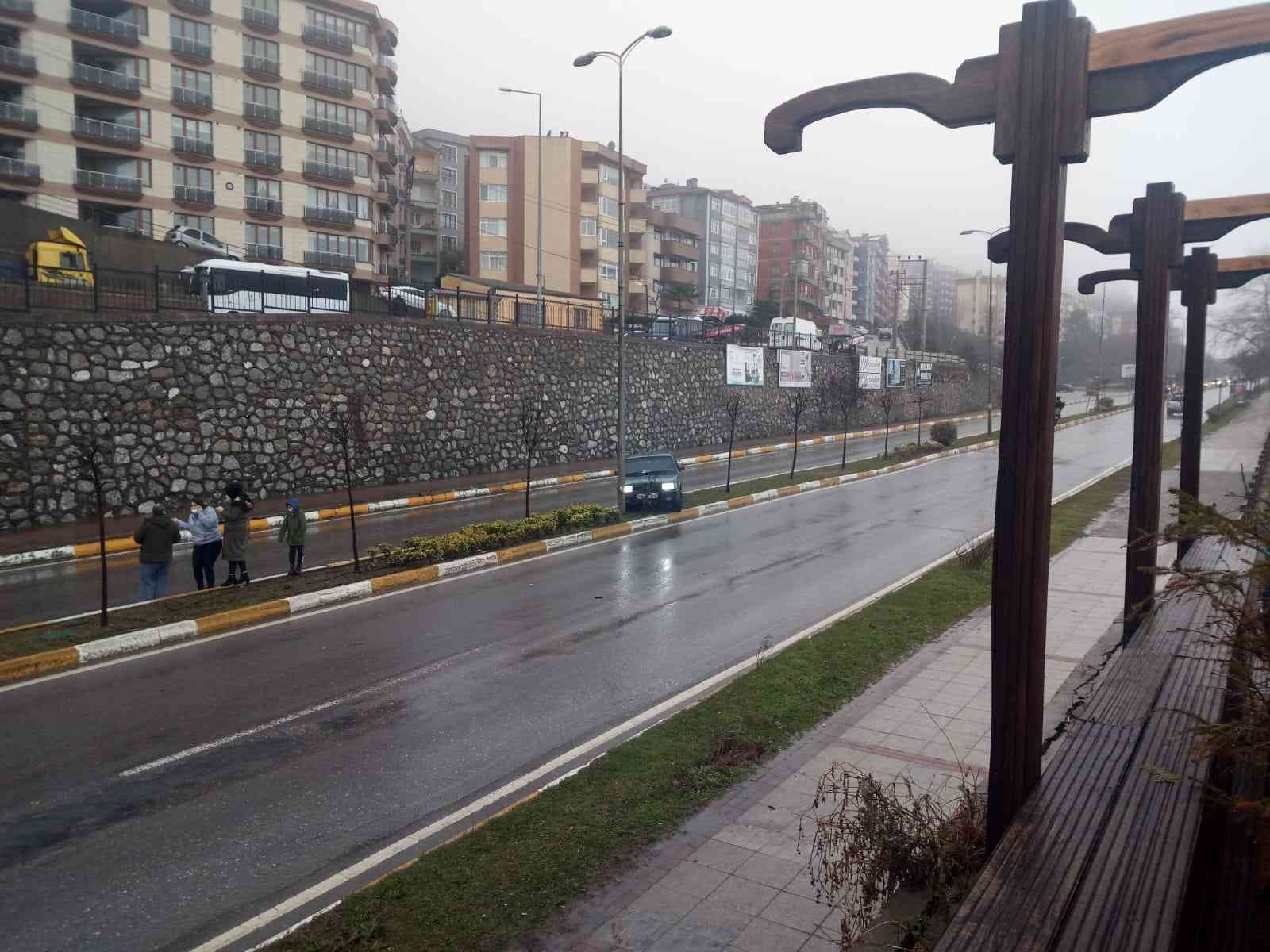 Zonguldak’ta otomobil refüje çarparak durabildi #zonguldak