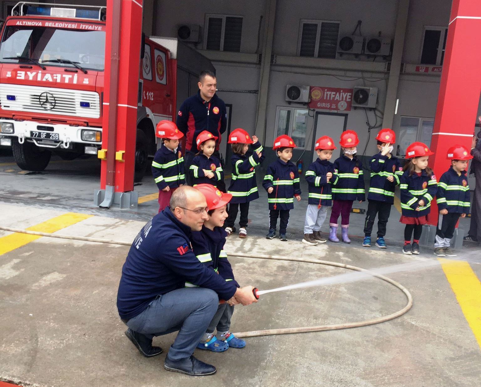 Altınova’nın minik itfaiyecileri