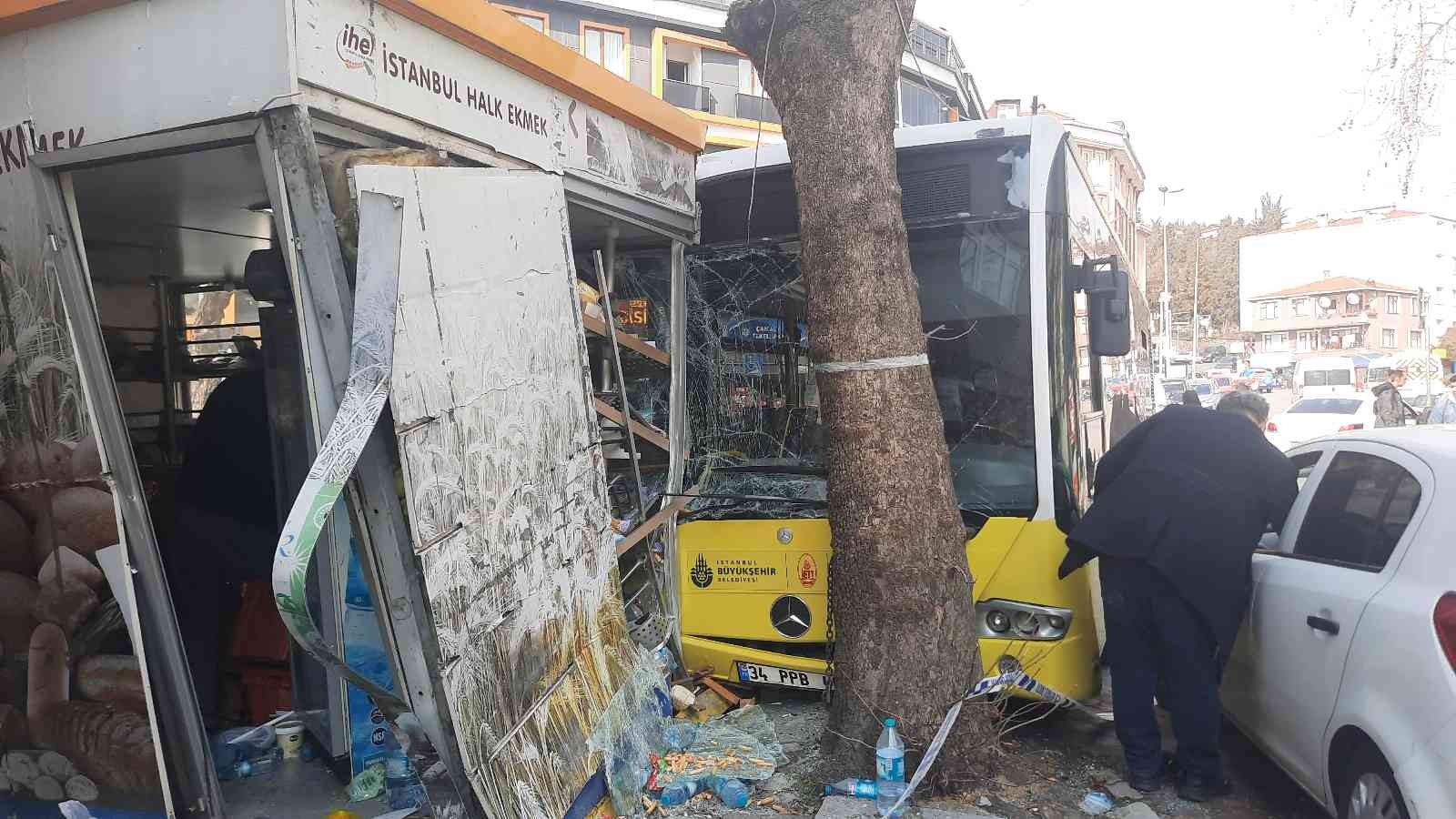 Beyoğlu’nda İETT otobüsü Halk Ekmek büfesine daldı, facianın eşiğinden dönüldü #istanbul