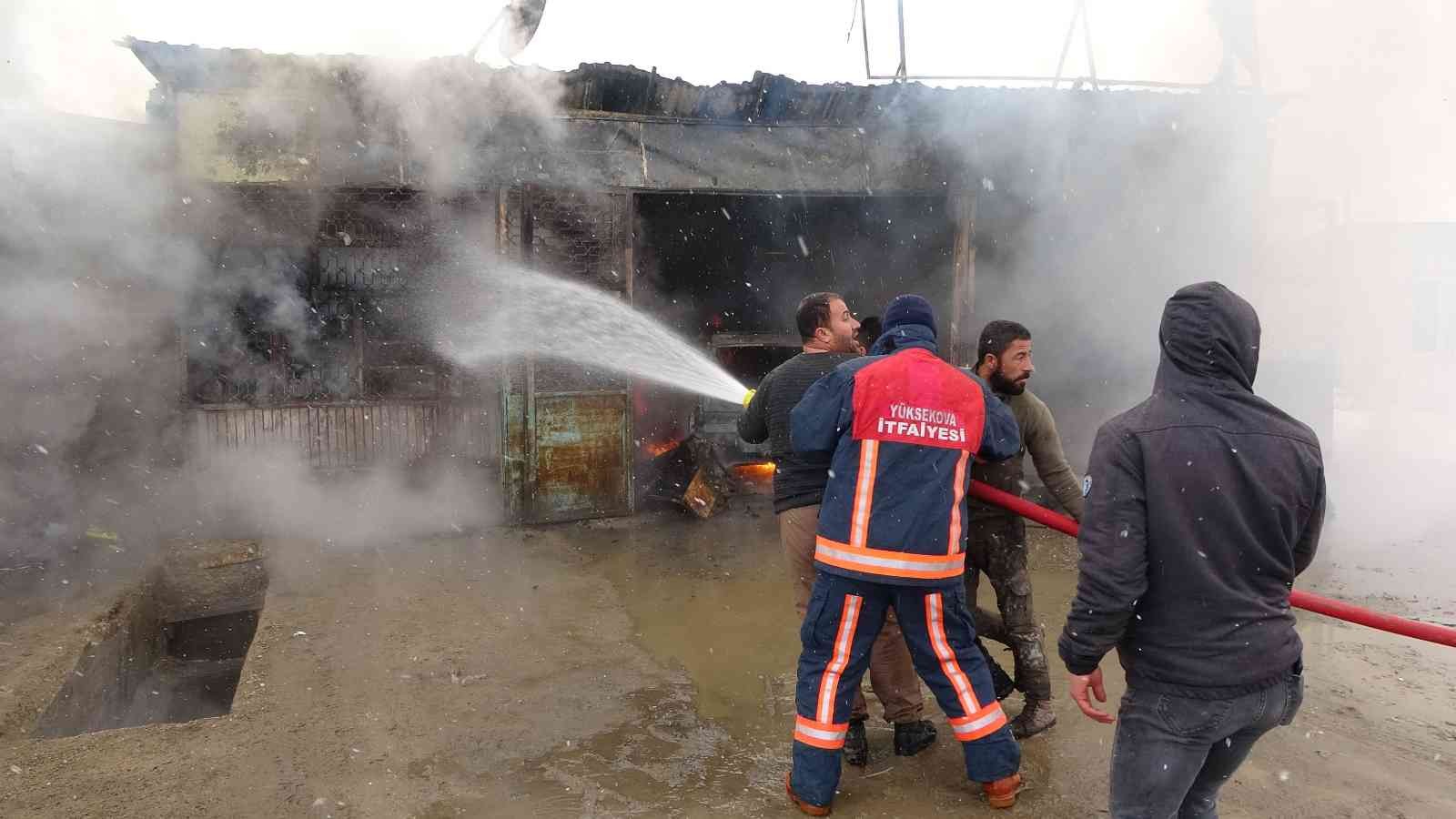 Yüksekova’da iş yerinde çıkan yangın maddi hasara yol açtı #hakkari