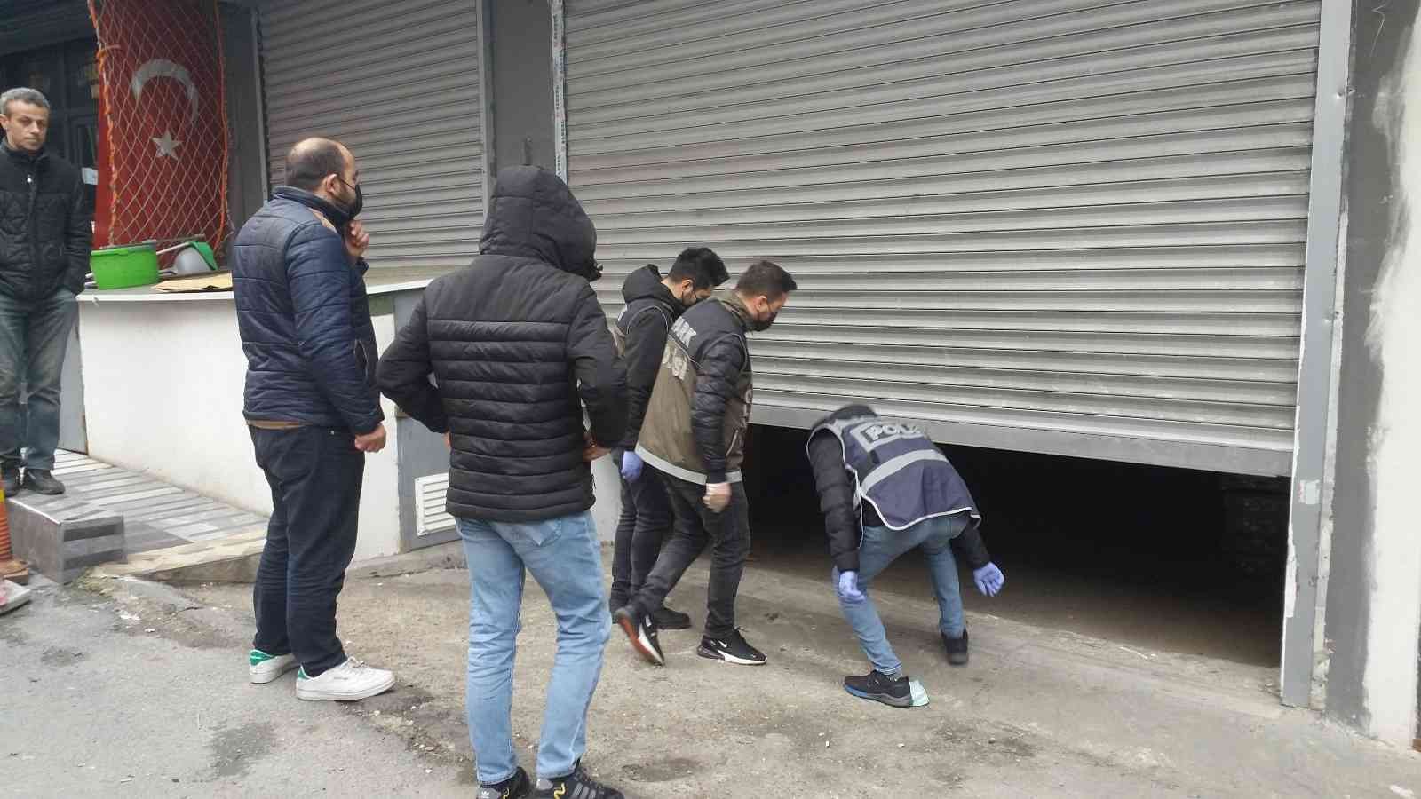 Kaçak tütün operasyonunda yaklaşık 4 ton malzeme ele geçirildi #istanbul