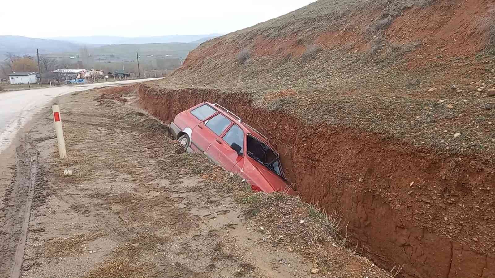 Otomobil şarampolde devrildi, sürücü yara almadan kurtuldu