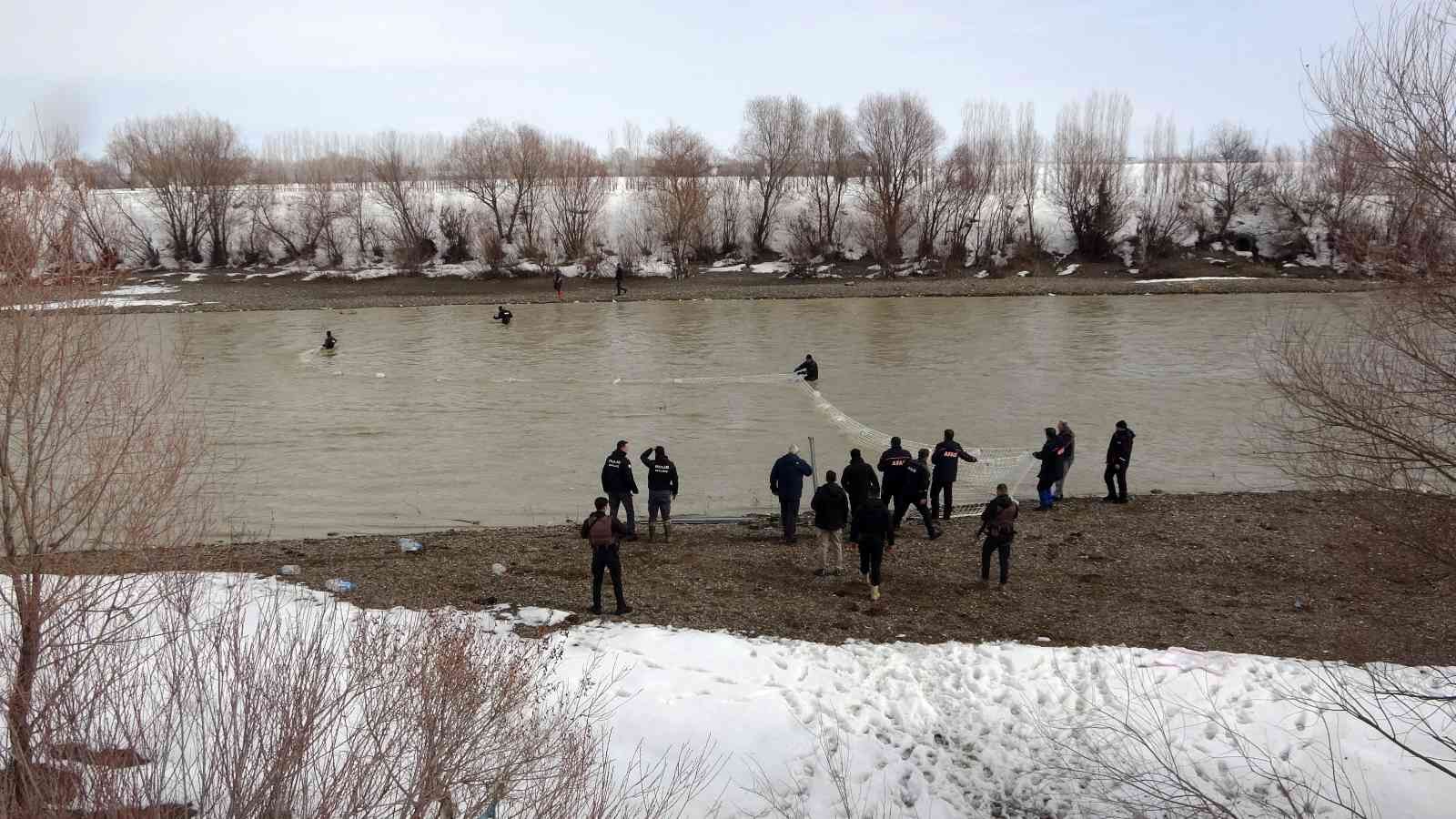 Muş’ta Karasu Nehri’nde kaybolan Yağmur için suya 50 metrelik ağ çekildi #mus