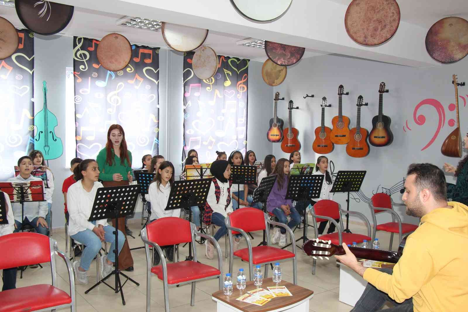 Ünlü şarkıcı kızının doğum günü anısına Mardin’deki bir okula müzik atölyesi yaptırdı #mardin