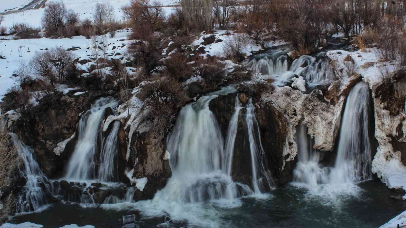 Donan Muradiye Şelalesi çözülmeye başladı