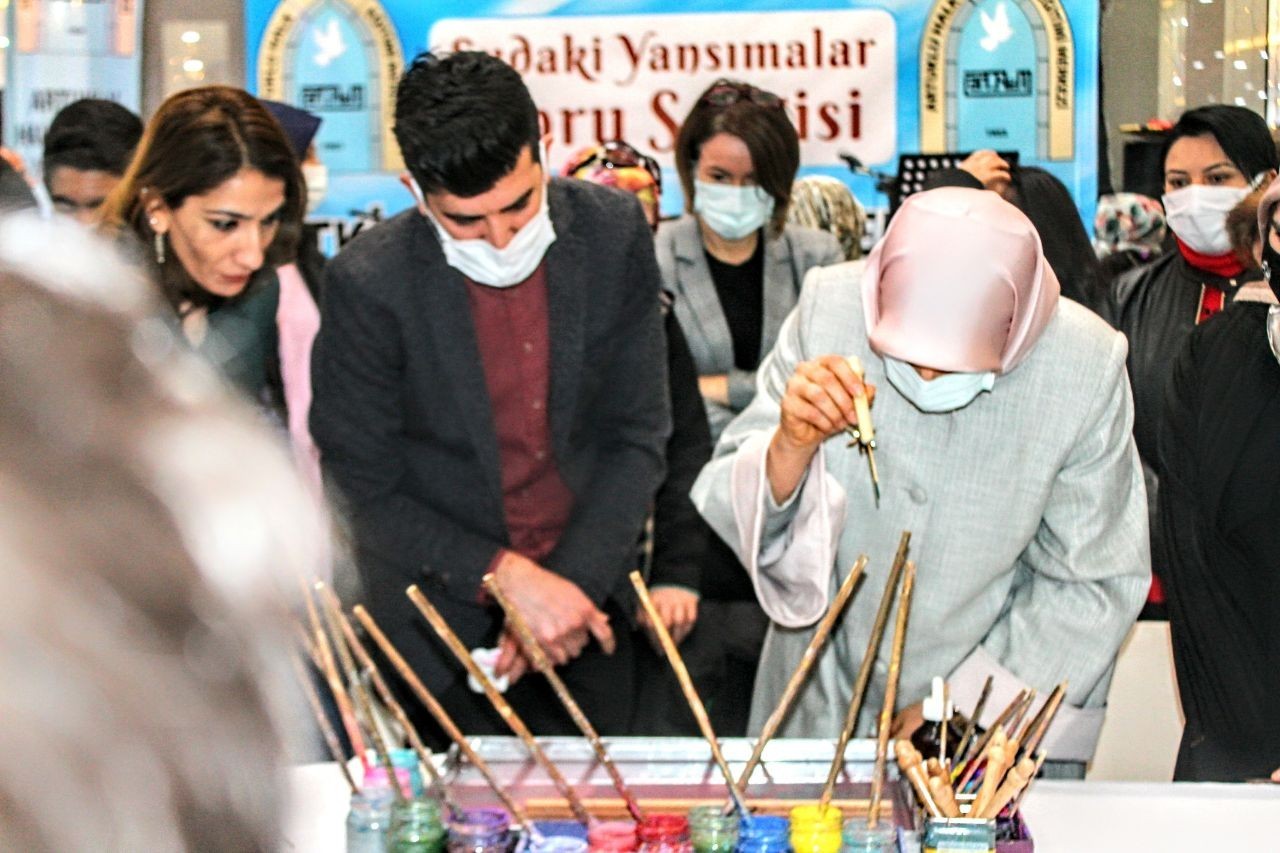 Mardin’de ’Sudaki Yansımalar’ adlı ebru sergisi açıldı