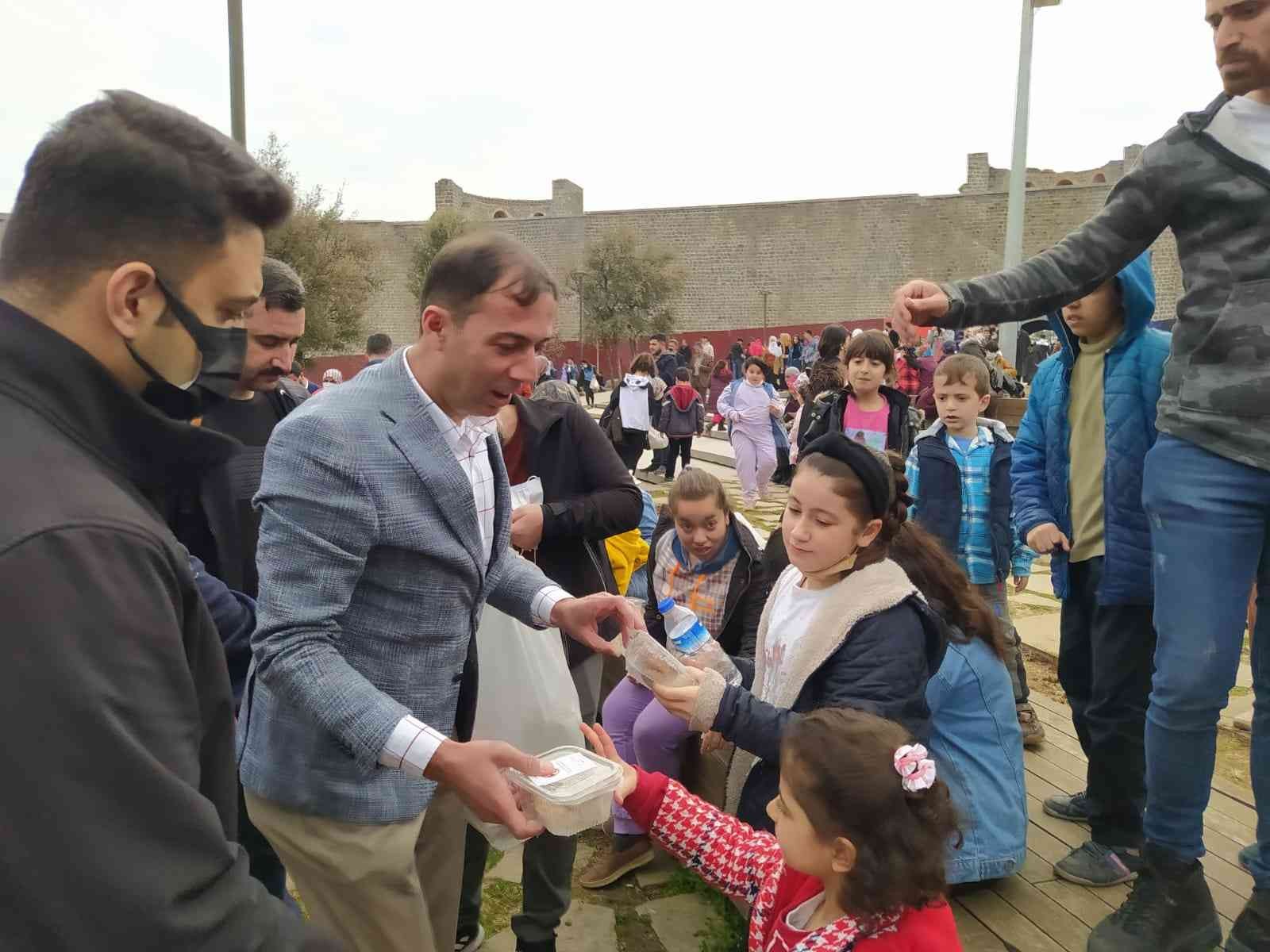 MHP Diyarbakır İl Başkanlığı vatandaşa 10 bin adet kandil simidi dağıttı