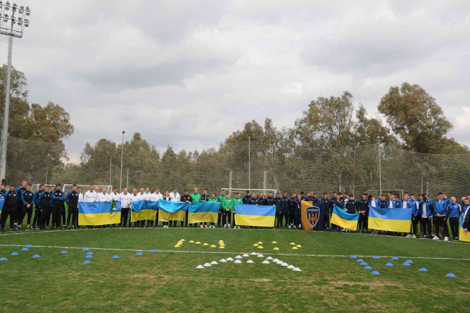 Antalya’da kamp yapan Ukraynalı 7 takımın futbolcularından yeşil sahada ’Savaşa hayır’ mesajı #antalya