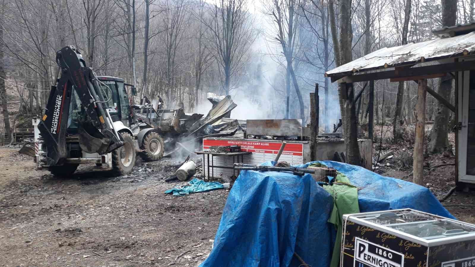 Yalova Kent Ormanı’ndaki ahşap işletme yanarak kül oldu