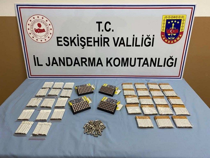 Jandarma ekipleri kaçak makaron ararken kurusıkı silah mermisi de buldu