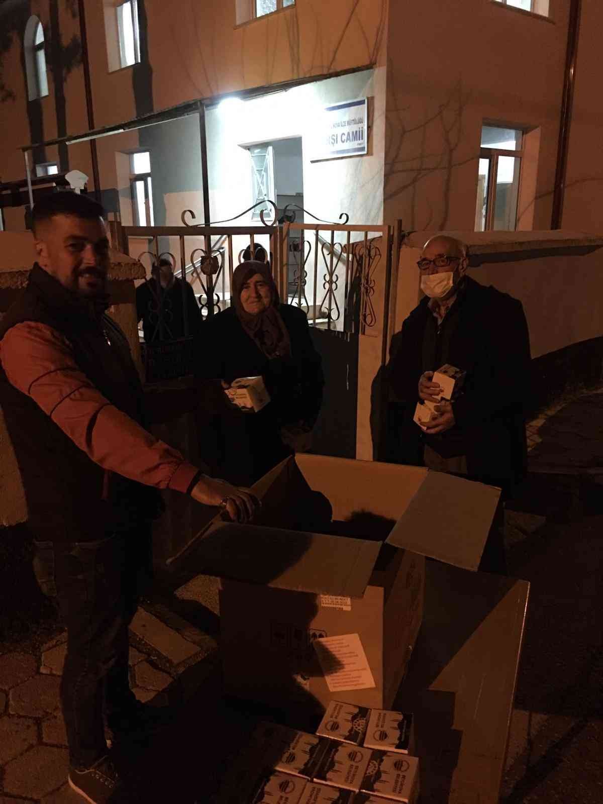 Beylikova Belediyesi kandil simidi dağıttı