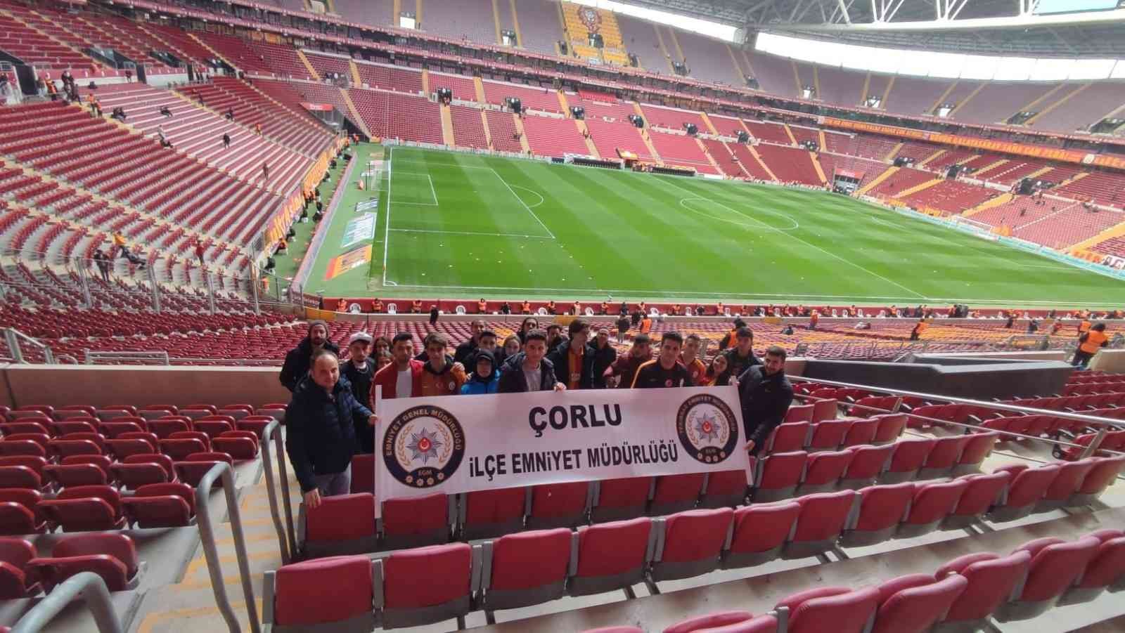 Çorlulu öğrenciler Galatasaray maçını stadyumdan izledi