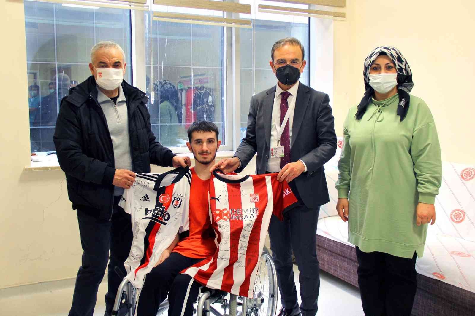 Beşiktaş hayranı hastaya Rıza Çalımbay’dan forma sürprizi #sivas