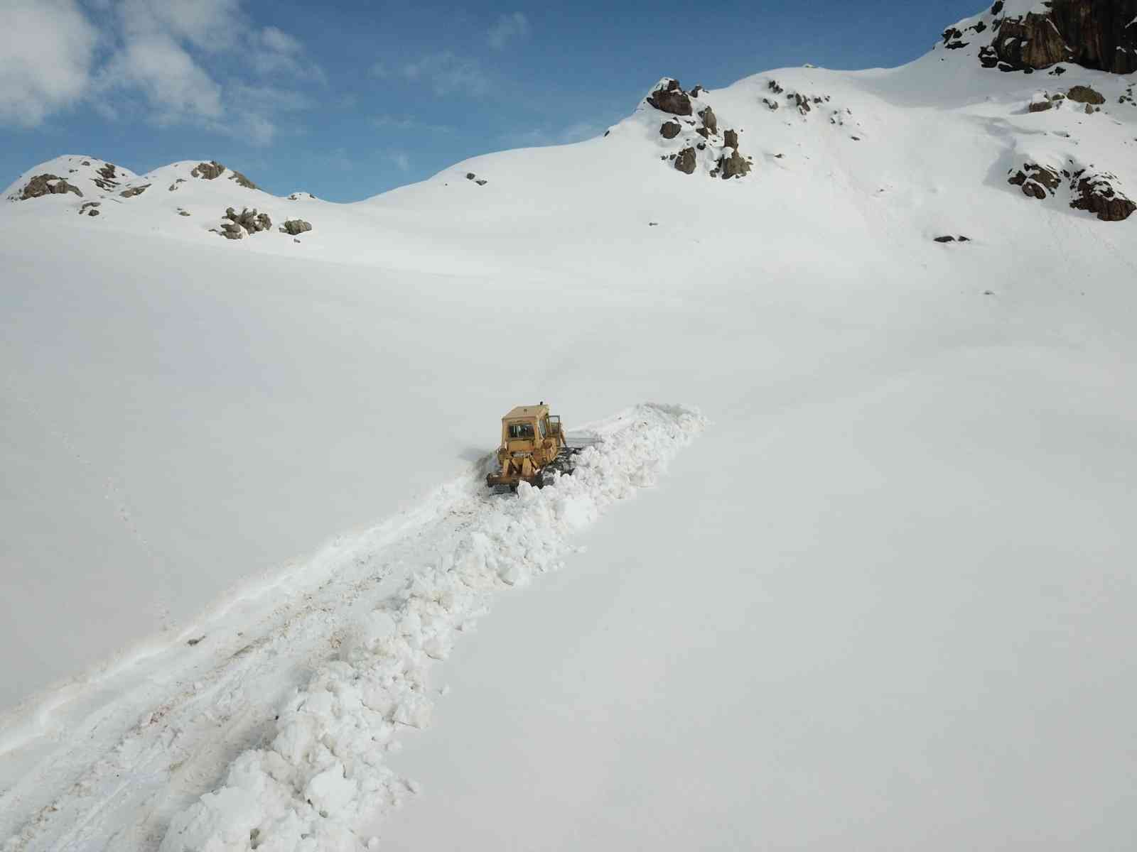 Şırnak’ta 2 bin 650 rakımlı yaylada kar kalınlığı 5 metreyi buldu, ekipler 15 günde bir yolu açıyor