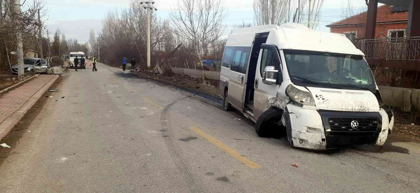 Konya’da öğrenci servisi ile otomobil çarpıştı: 14 yaralı #konya