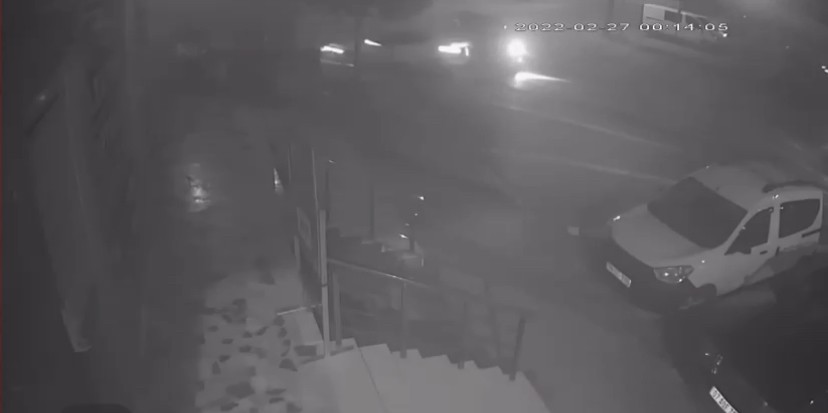 Sancaktepe’de kiralık araç çalan 3 kişi, polisten kaçarken kaza yapıp takla attı