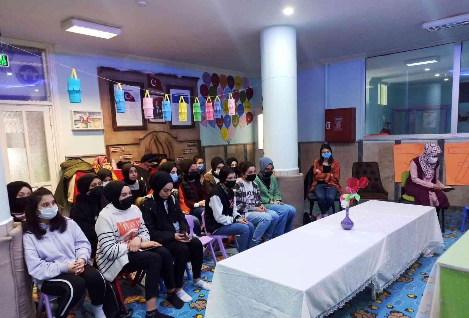 Simav Kur’an Kursu öğreticileri, İHL kız öğrencilerini misafir etti