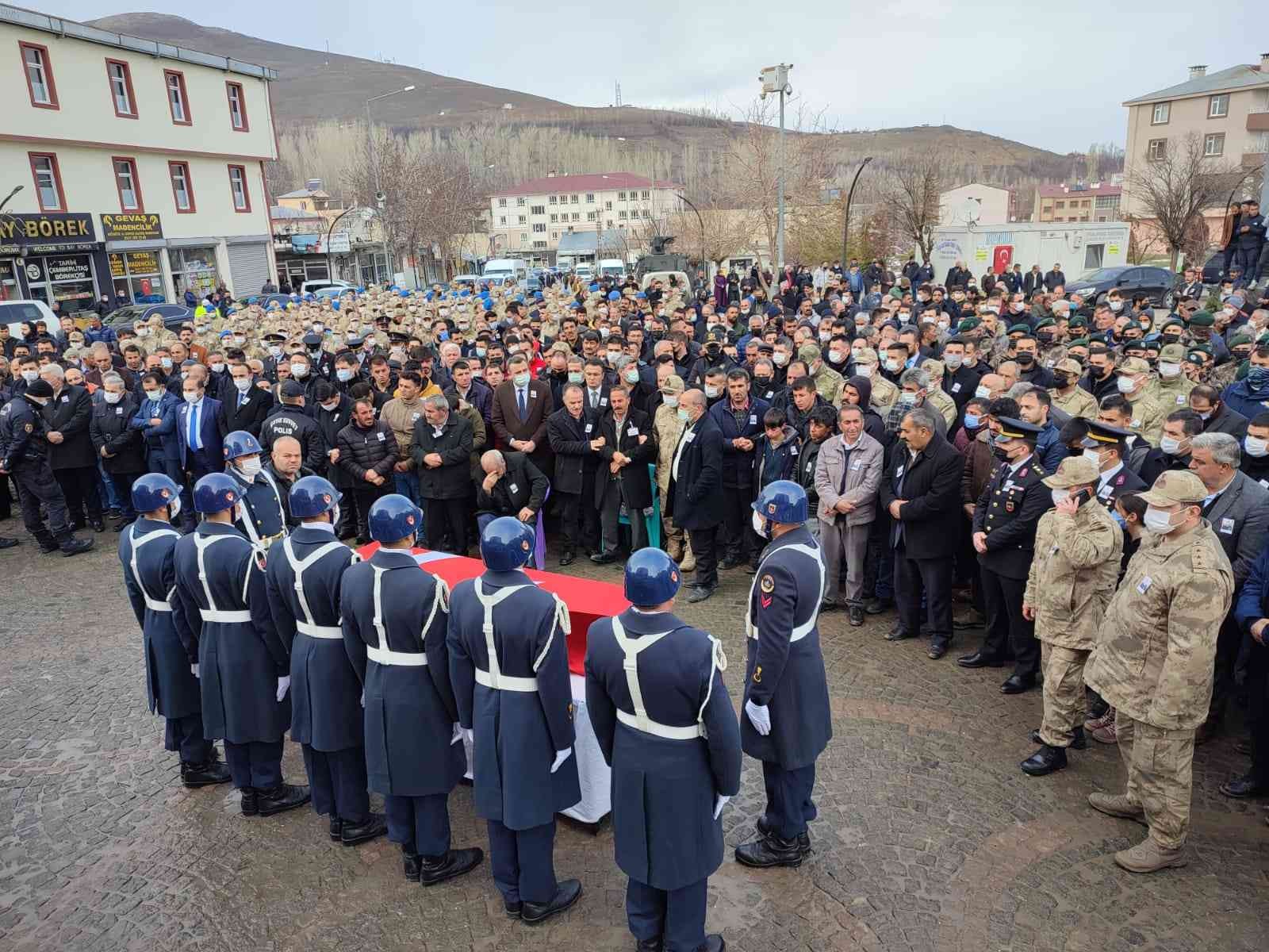 Vanlı şehit gözyaşları arasında son yolculuğuna uğurlandı