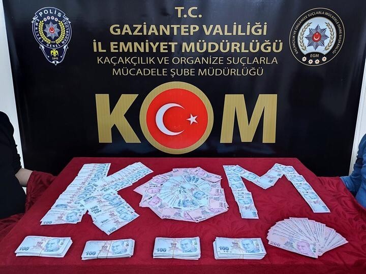 Gaziantep’te 981 adet sahte 100 ve 200 liralık banknotlar ele geçirildi #gaziantep