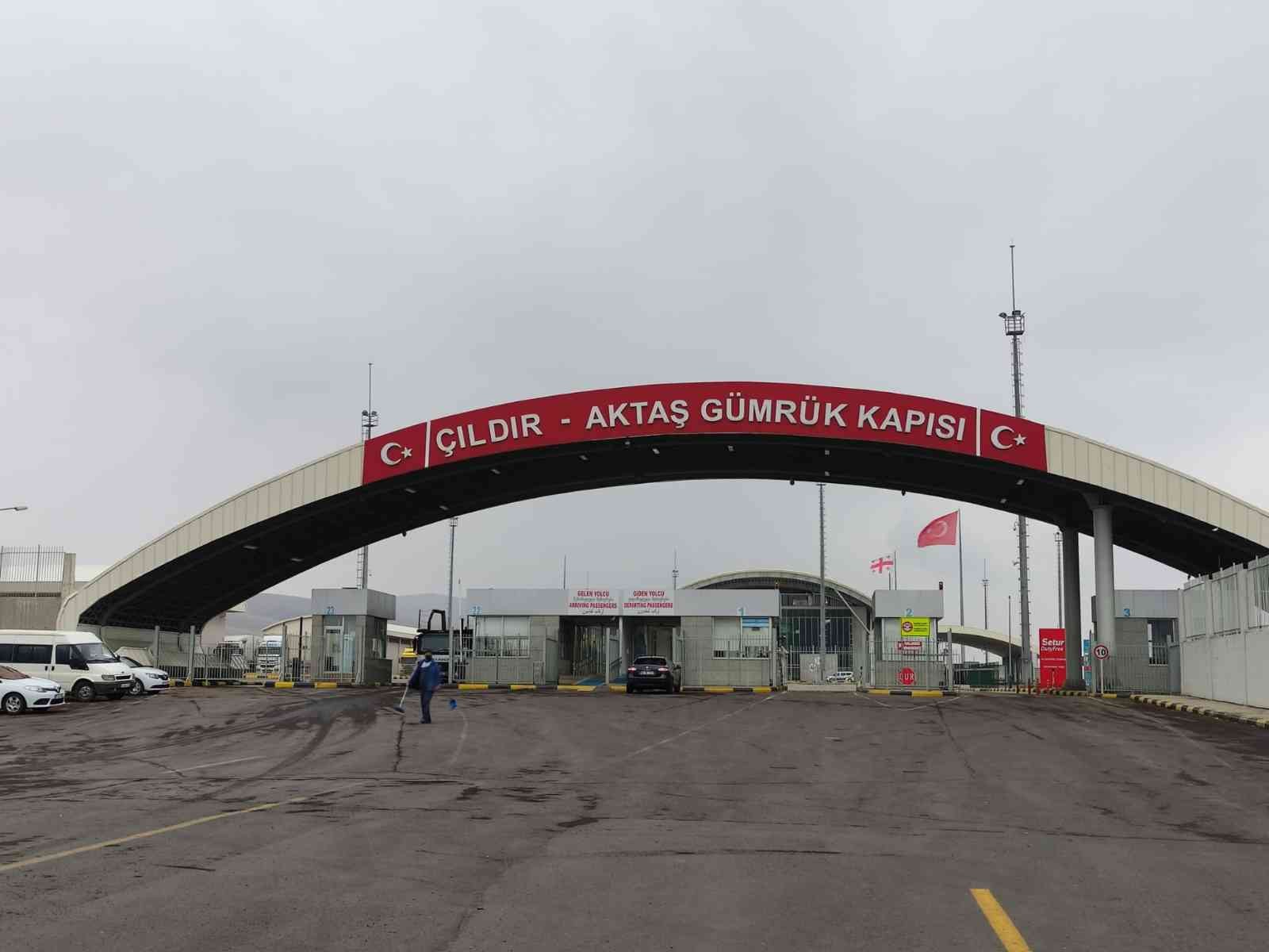 Gürcistan, sınır kapılarının yolcu trafiğine açılışını askıya aldı #ardahan
