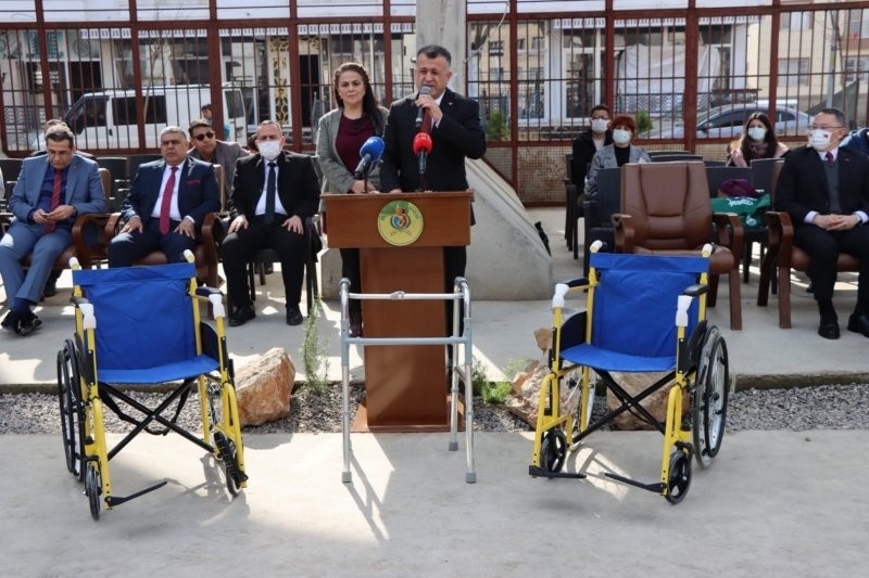 Hatay’da ihtiyaç sahiplerine tekerlekli sandalye dağıtıldı