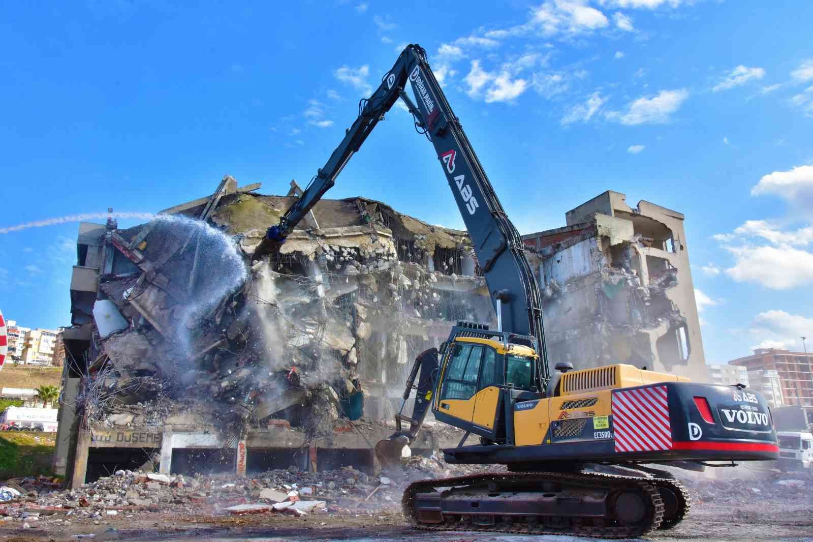 Aliağa’da eski iş merkezi yıkılıyor #izmir