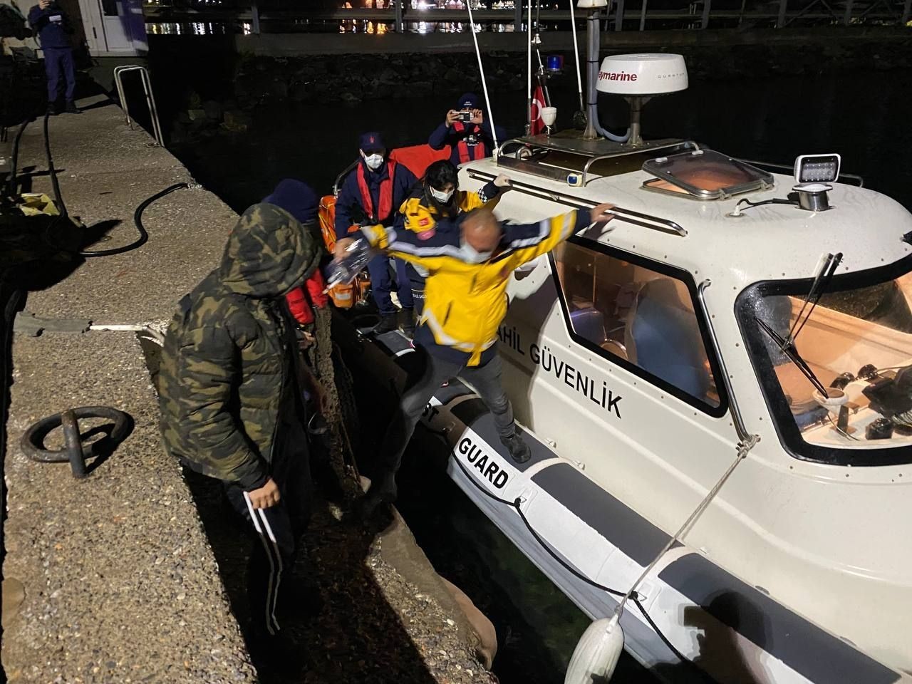 Teknede rahatsızlanan vatandaşın yardımına Sahil Güvenlik ekipleri yetişti #izmir