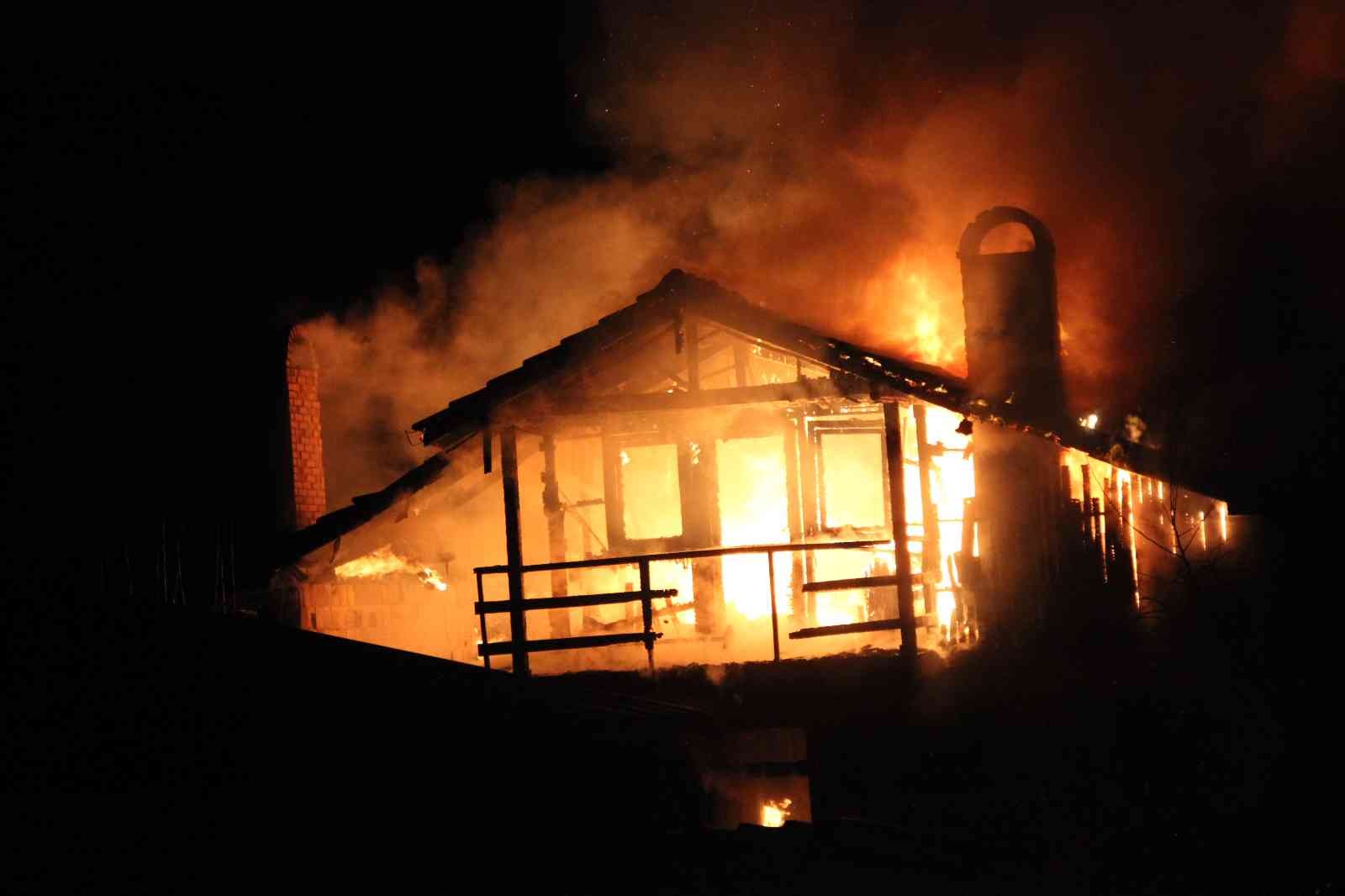 Sobadan sıçrayan kıvılcım evi alev alev yaktı