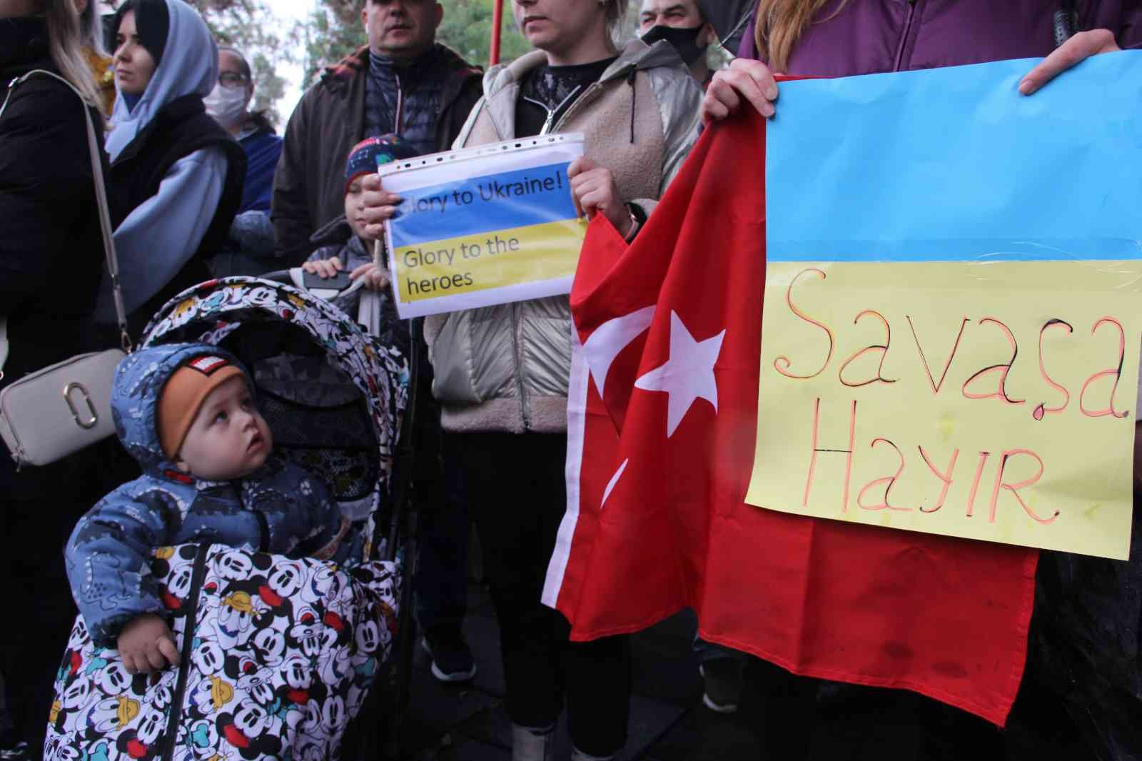 Ukraynalılar, Mersin’den tüm dünyaya ‘savaşa hayır’ diye haykırdı