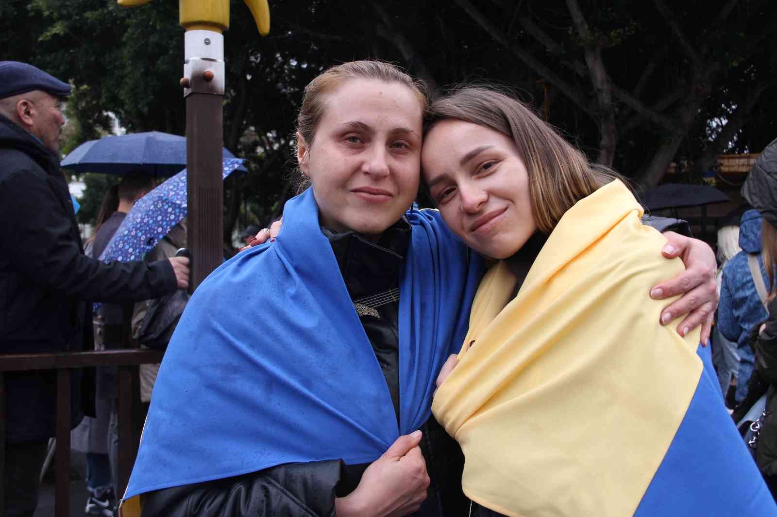Ruslar ve Ukraynalılar, Mersin’de el ele savaşın bitmesini istedi #mersin