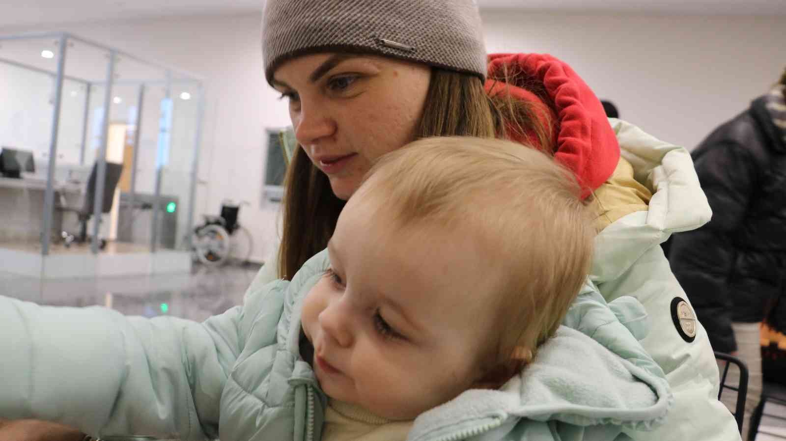 Ukraynalı ve Türk anneler bebekleriyle Türkiye’ye geldi #edirne