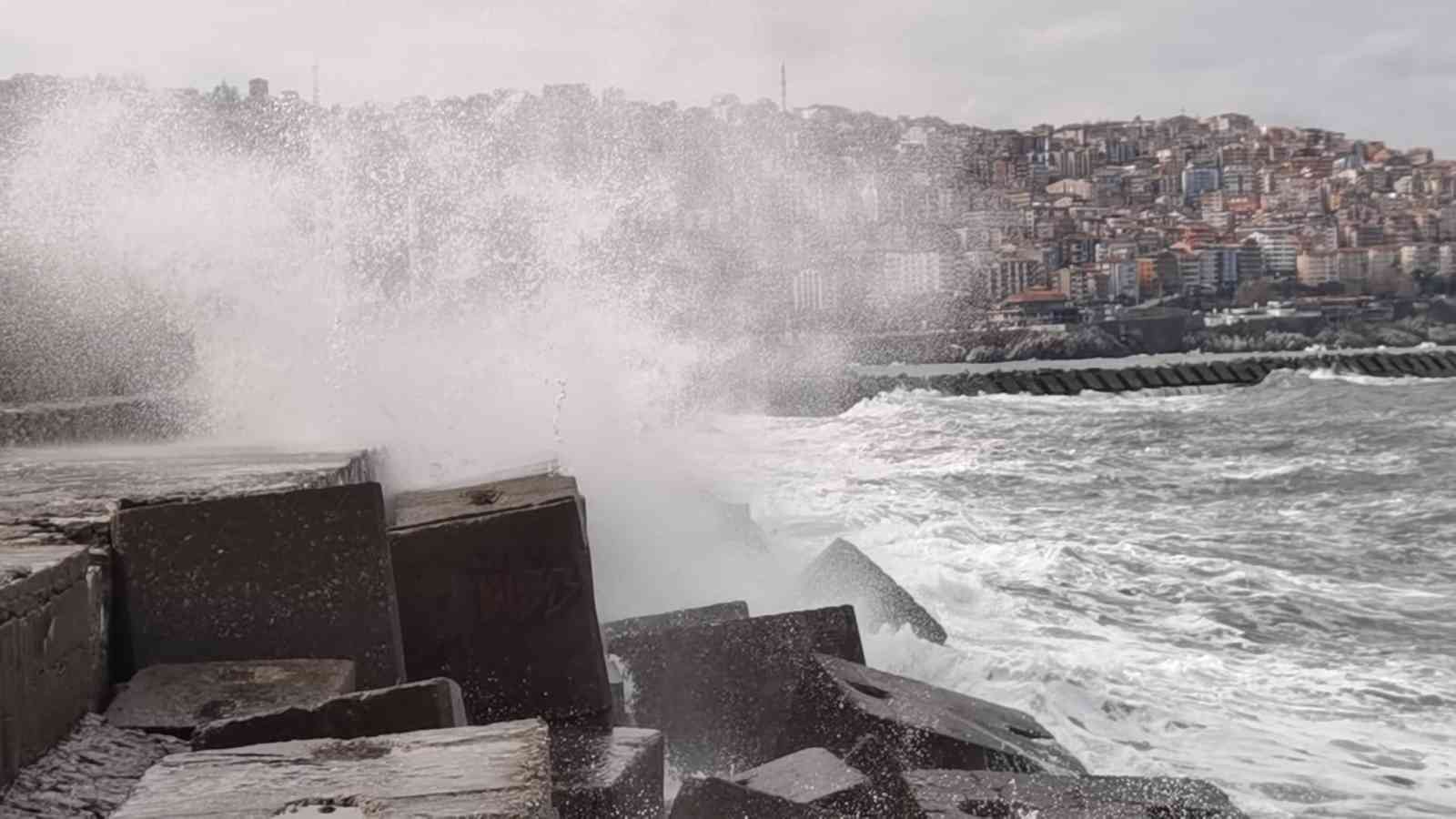 Zonguldak’ta dalgalar liman duvarına ulaştı #zonguldak