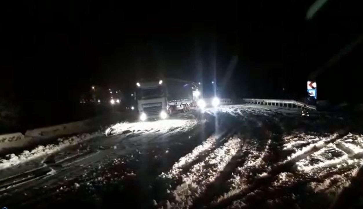 Afyonkarahisar’da kar yağışı sonrası tırlar yolda kaldı, karayolu ulaşıma kapandı