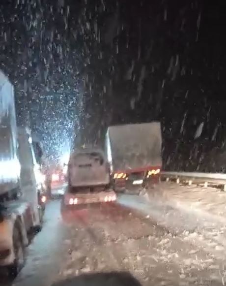 Afyonkarahisar-Antalya karayolu kar ve tipi nedeniyle ulaşıma kapandı