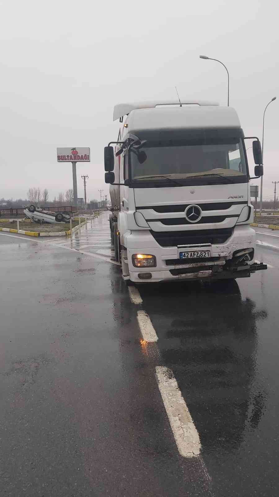 Otomobille tanker çarpıştı, 2 kişi yaralandı