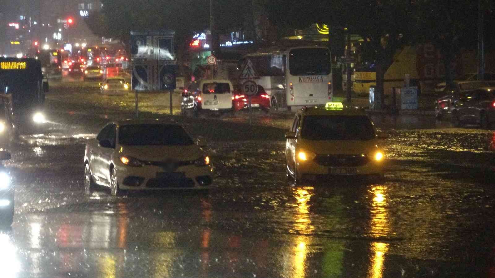 Antalya’da yollar nehre döndü, rögarlardan sular taştı, araçlar yollarda kaldı