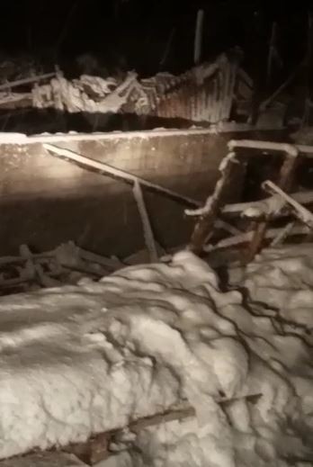 Burdur’da karın ağırlığına dayanamayan ahırın çatısı çöktü #burdur
