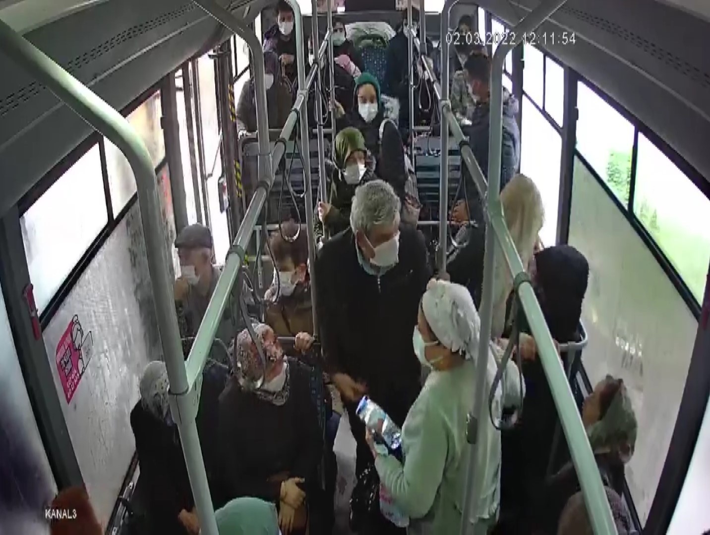 Otobüste fenalaşan kadına yolcular müdahale etti, şoför hastaneye yetiştirdi #hatay