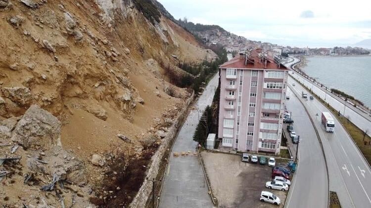 Eğirdir’de heyelan riski altındaki Sağlık Ocağı Evlerine tahliye kararı