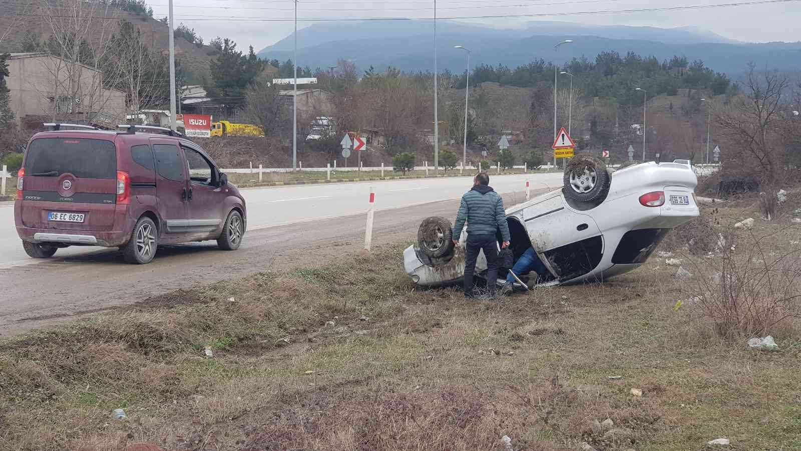 Köpeğe çarpmamak için yaptığı manevra sonrası otomobiliyle takla attı